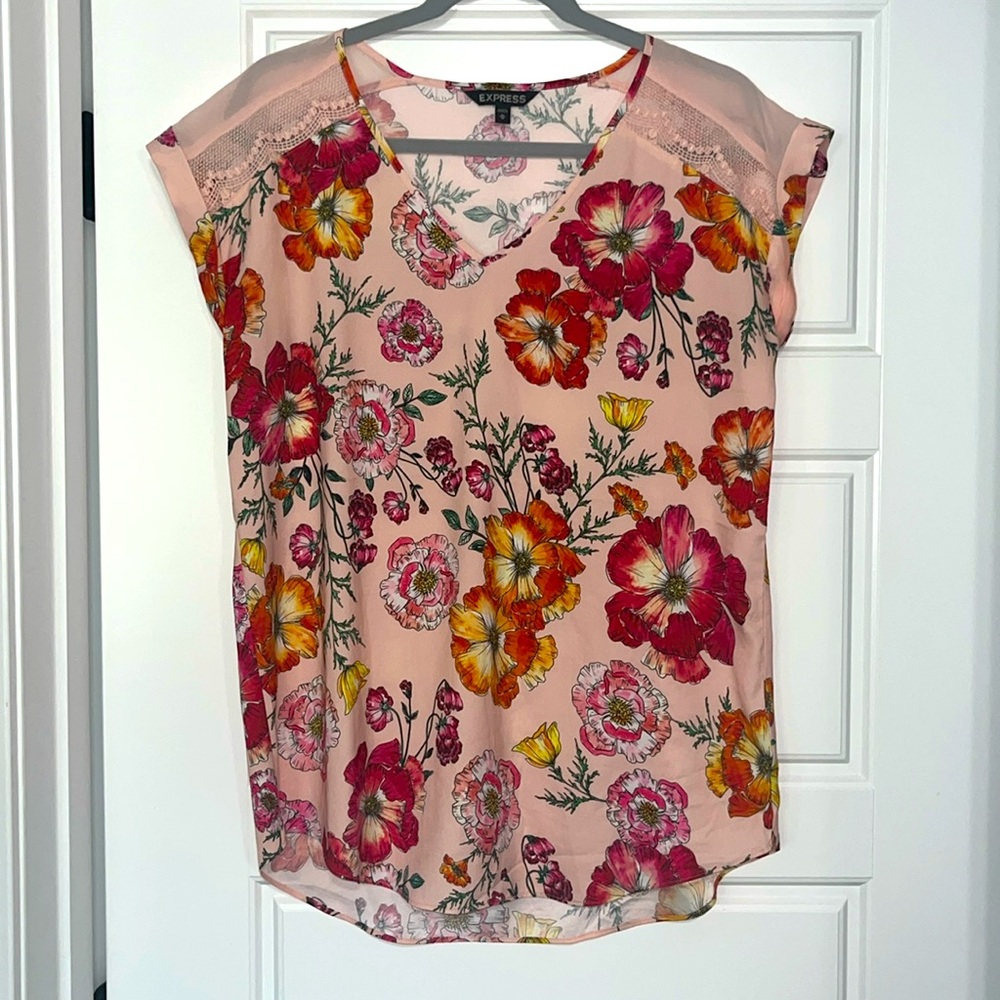 Floral Express Top with cute sleeve detail